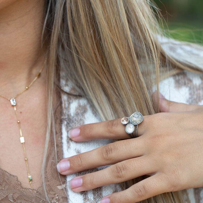 Opvallende zilver shiny nude beige ring
