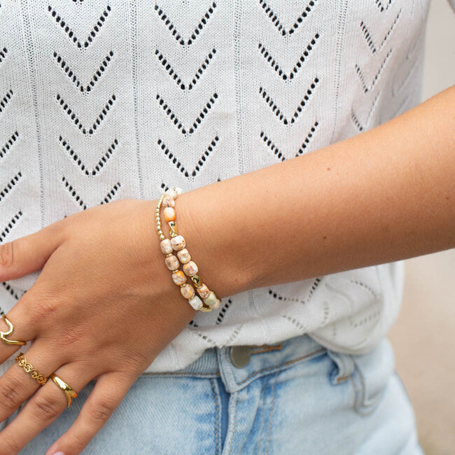 Armbanden met natuursteen kralen in warme tinten en goud