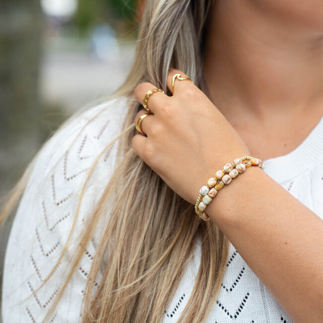 Armbanden met natuursteen kralen in warme tinten en goud