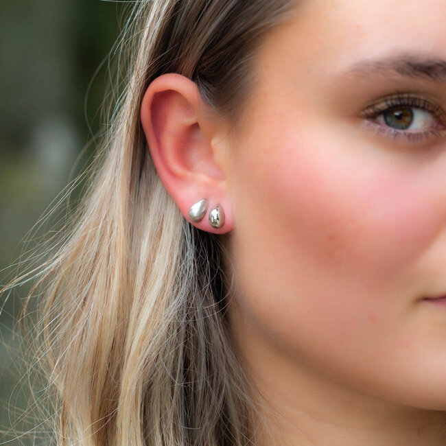 KARMA Zilveren glimmend of matte teardrop oorbellen