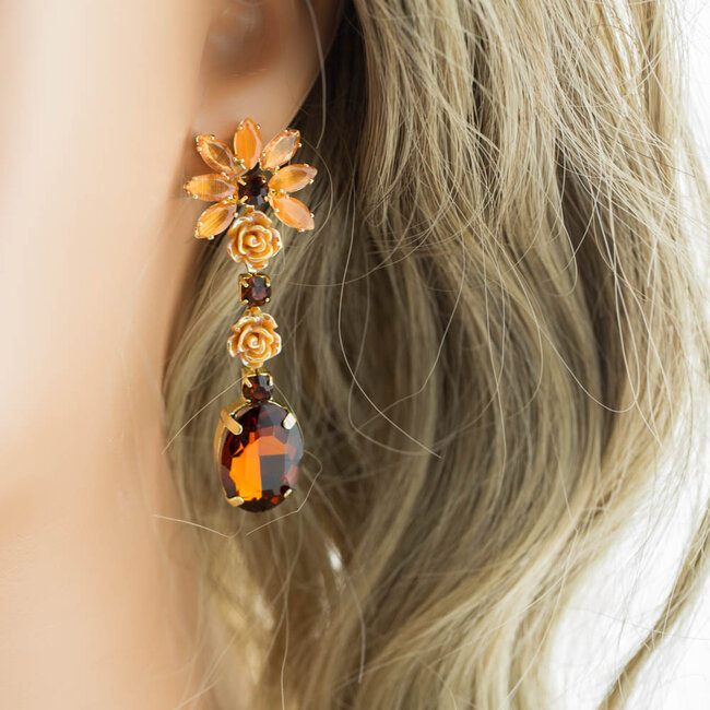 Bruine oorbellen bloem met een sparkle