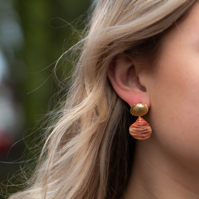 Oorbellen met nude oranje schelp hanger