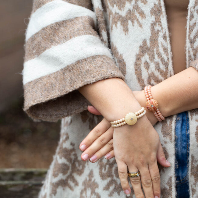 Armband in bruin en beige met schelp