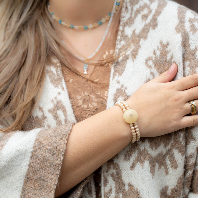 Armband in bruin en beige met schelp