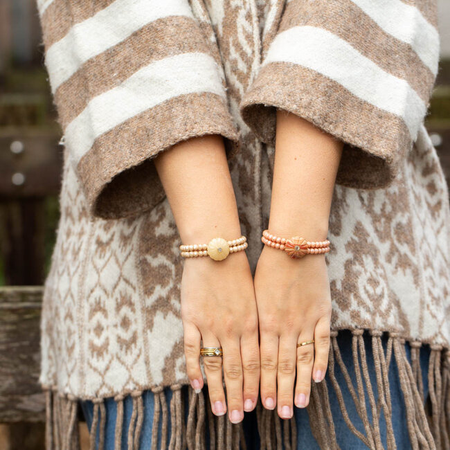 Armband in bruin en beige met schelp