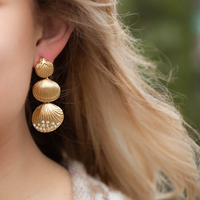 Biba Mat Goud luxe oorbellen met rij schelpen en glitters