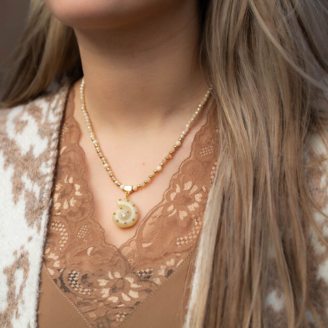 Kralen ketting met beige schelp hanger