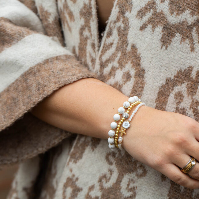 Armbanden met witte natuursteen kralen, zeester of bloem