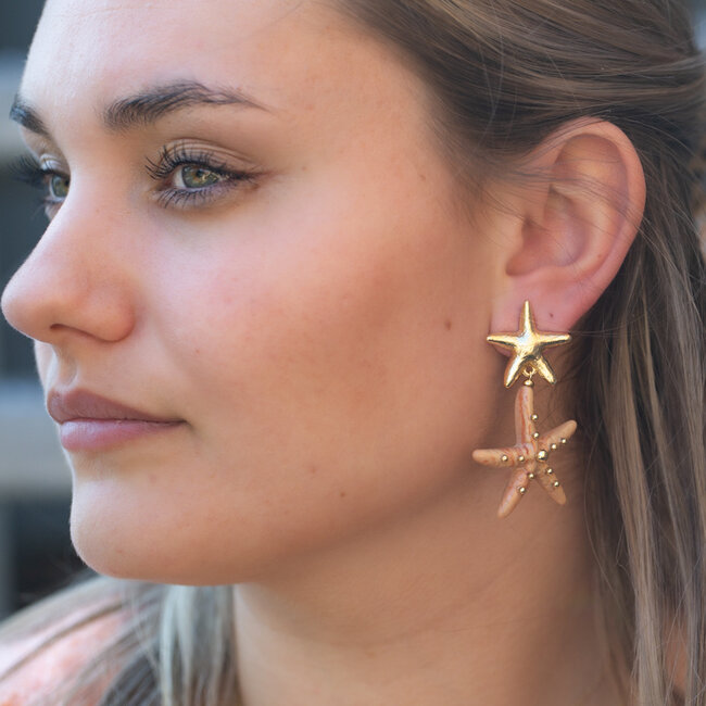 Goud oorbel met dubbele zeester in caramel tint