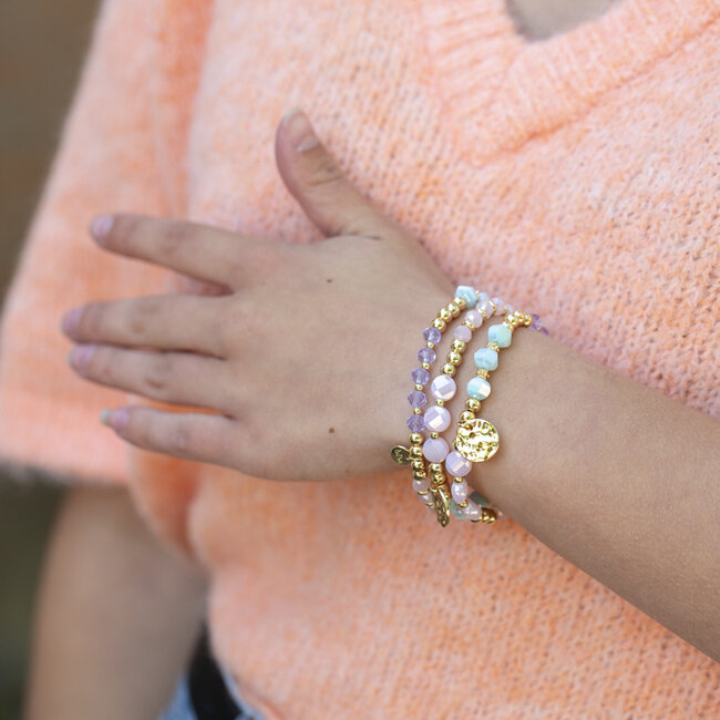 Vrolijke kralen armband in turquoise ,lila en roze met muntje