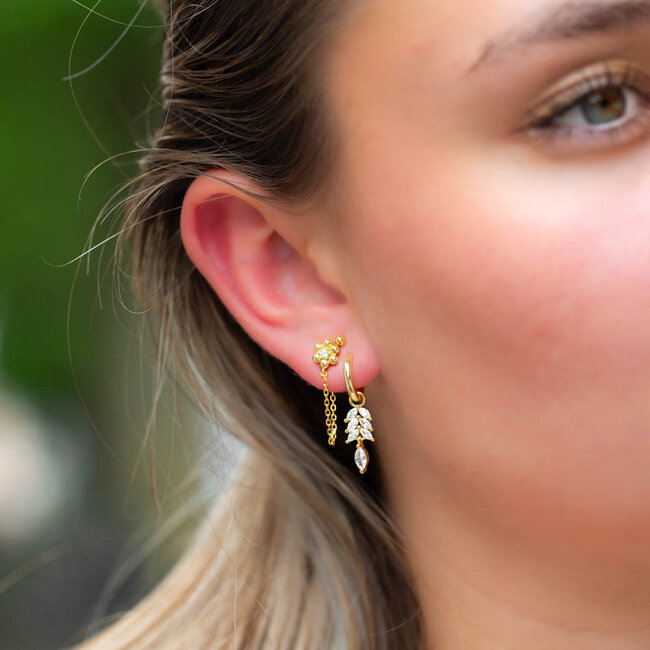 Goldplated zirconia  blaadje of bloem oorbellen