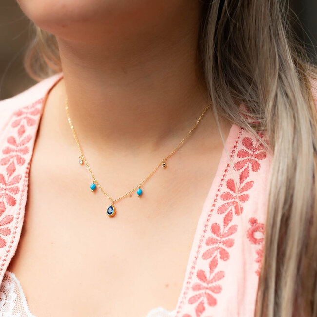 Goud fijne ketting met blauwe druppel en turquoise kralen
