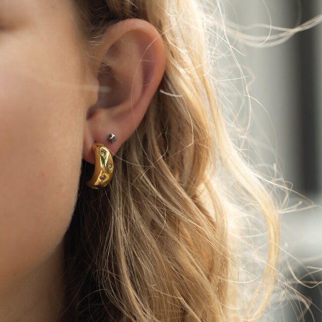Beadle Stoere Goudkleurige Oorbellen met crystal steentjes