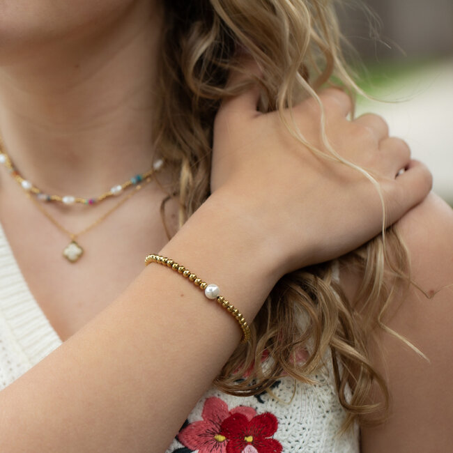 Beadle Armband goud bolletjes met witte parel