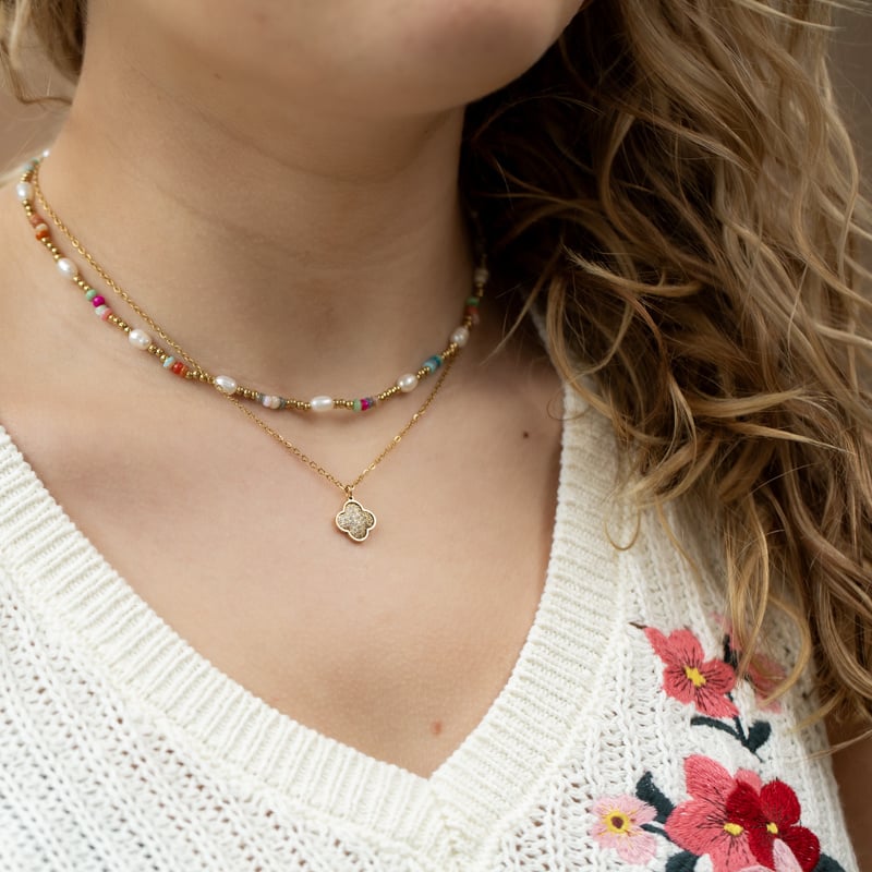 Ketting met gekleurde kralen en parels of glitter klaver