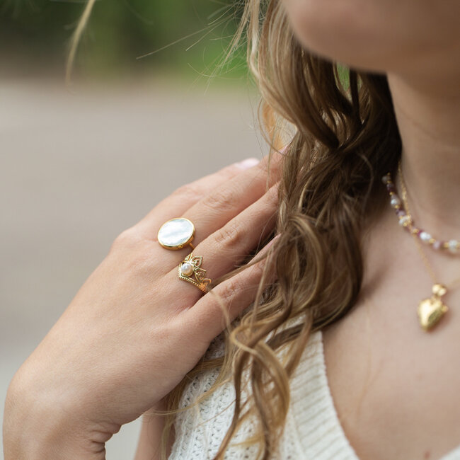 Beadle Stainless steel gouden ringen met witte schelp of parel