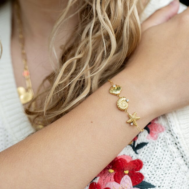 Beadle Armband goud met zee schelp bedels