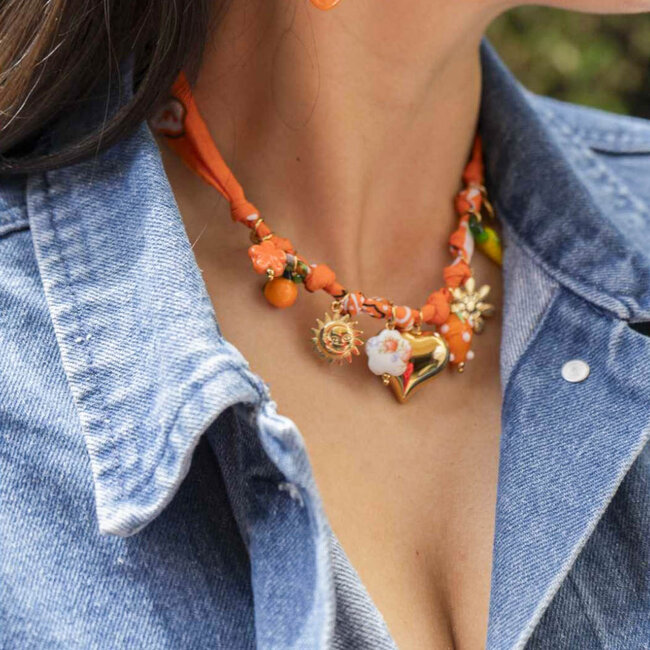 Knal oranje koord ketting met veel bedels