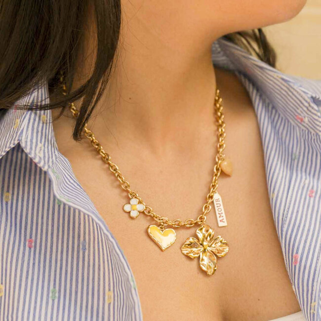 Grove schakelketting met grote bedels als bloem hart en amour