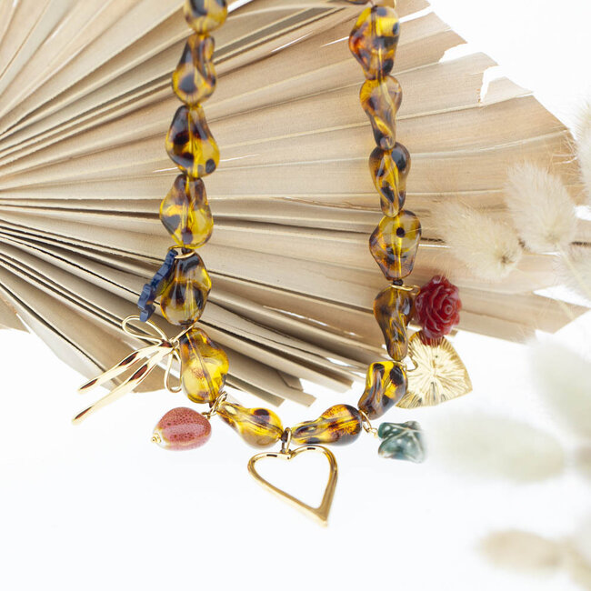 Beadle Vrolijke speelse opvallende tijger kralen ketting  met hart en strik bedels