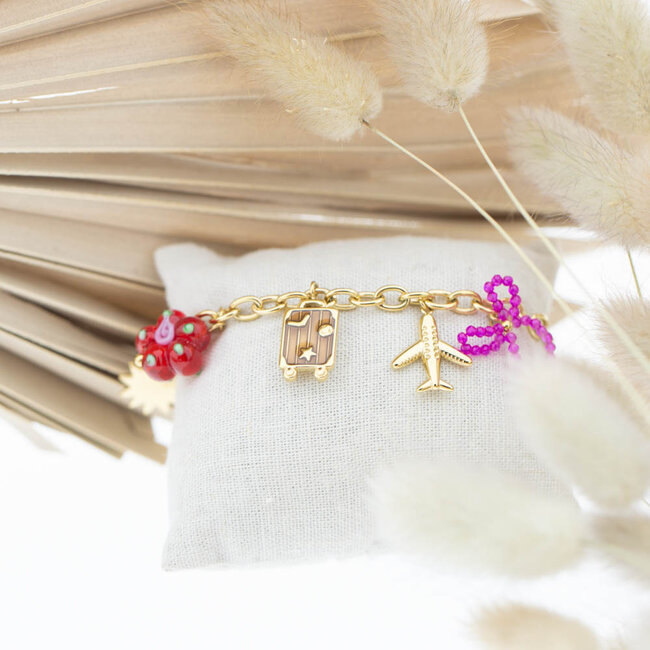 Beadle Goudkleurige reis schakelarmband met koffer en vliegtuig