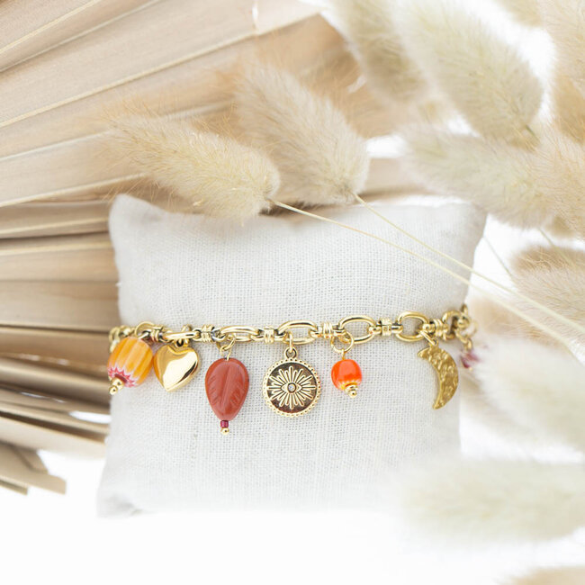 Beadle Goudkleurige schakelarmband met bruin tint bedels