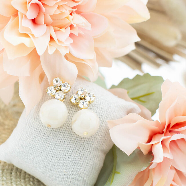 Creamy chiq creme oorbellen met bloem kristal