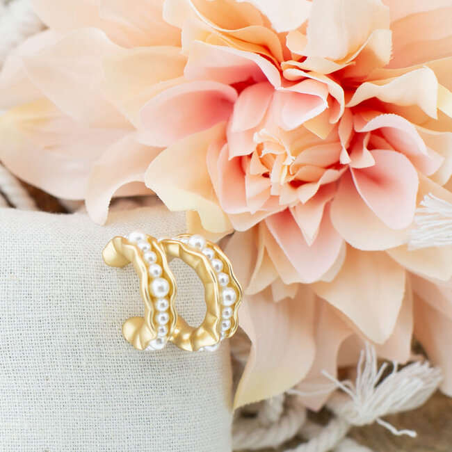 Biba Goud parel oorbellen met een twist