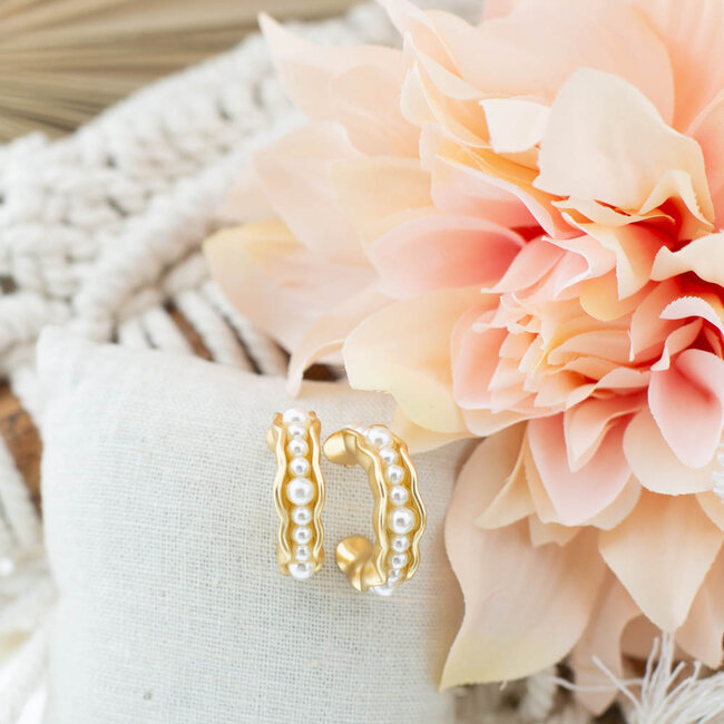 Biba Goud parel oorbellen met een twist