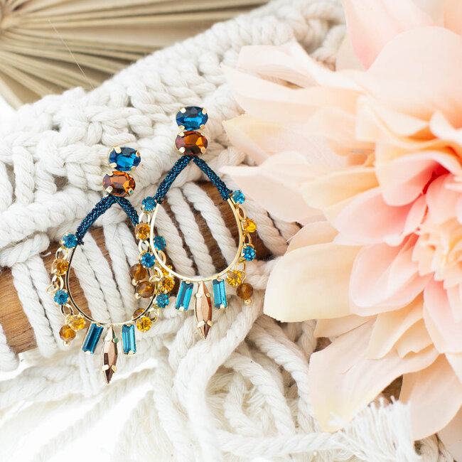 Biba Boho by night druppel oorbellen met bedeltjes in warm bruin en blauw