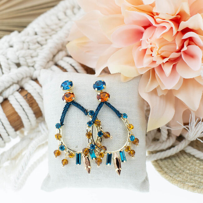 Boho by night druppel oorbellen met bedeltjes in warm bruin en blauw