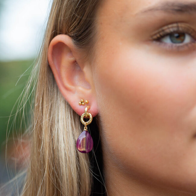 Biba Tijdloze oorbellen met aubergine paarse druppel hanger