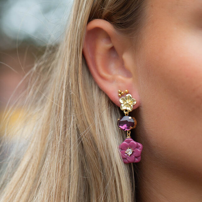 Bloem oorbellen met aubergine paarse crystal steen