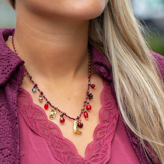 Rode ketting met cowboyhoed en laars bedels
