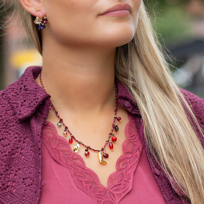 Rode ketting met cowboyhoed en laars bedels