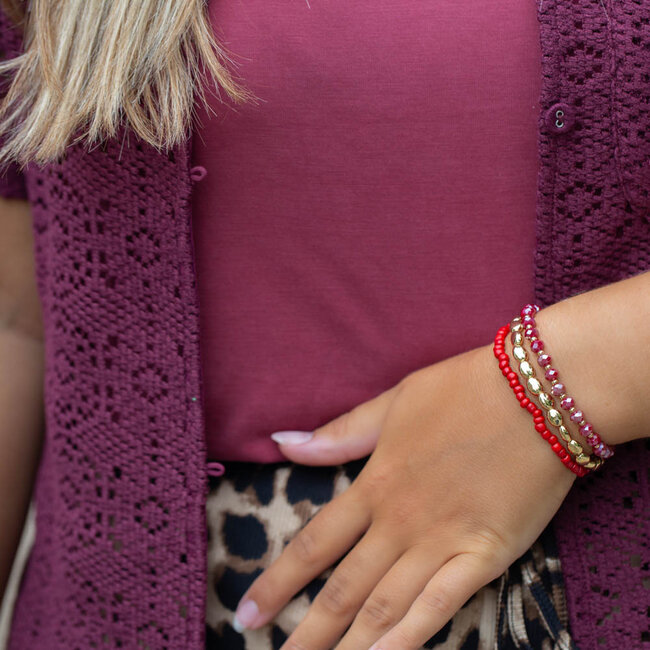Driedubbele armband met rode en goud kralen