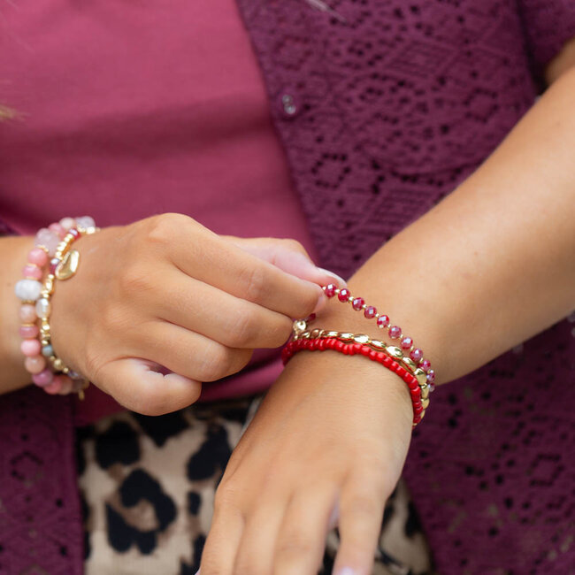 Driedubbele armband met rode en goud kralen