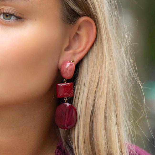 Biba Warme rood tinten resin opvallende lange oorbellen