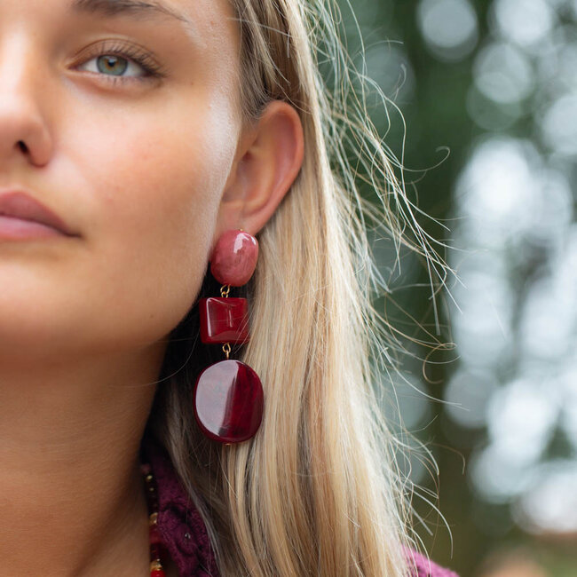 Biba Warme rood tinten resin opvallende lange oorbellen