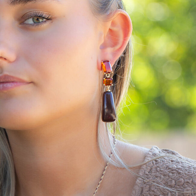 Biba Oranje steen oorbellen met grote donker bruine hanger
