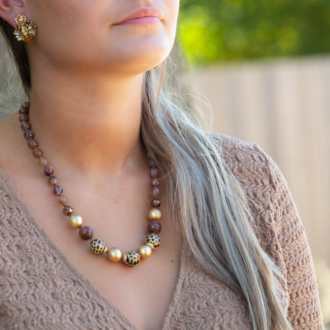 Iets langere bruine kralen ketting met print