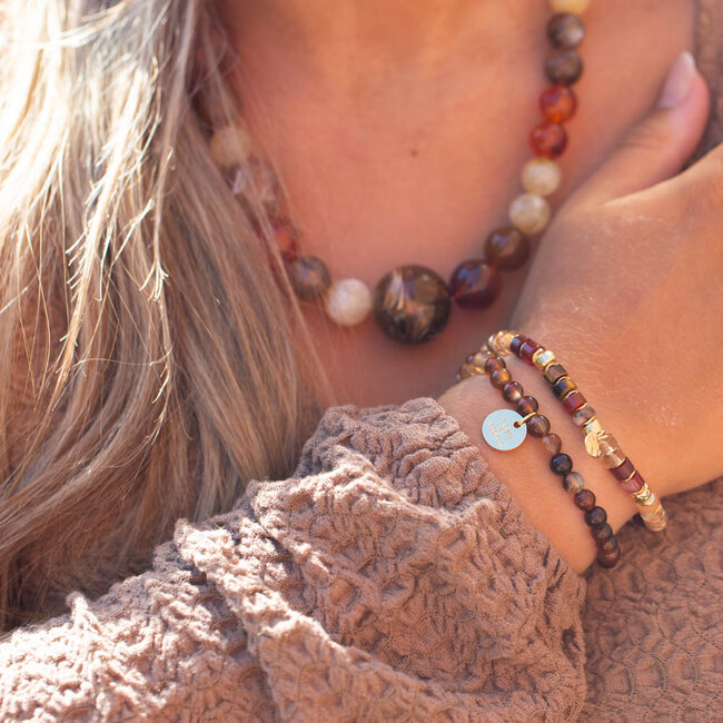 Warm en cosy bruine natuursteen kralen armbanden