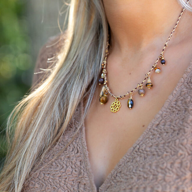 Biba Geknoopte ketting met bruine bedels en kralen