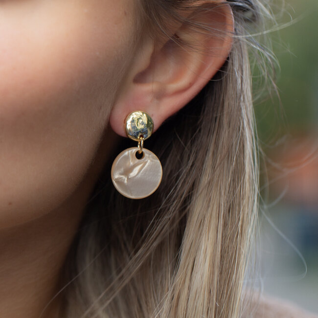 Biba Beige gemeleerde resin ronde schijf oorbellen