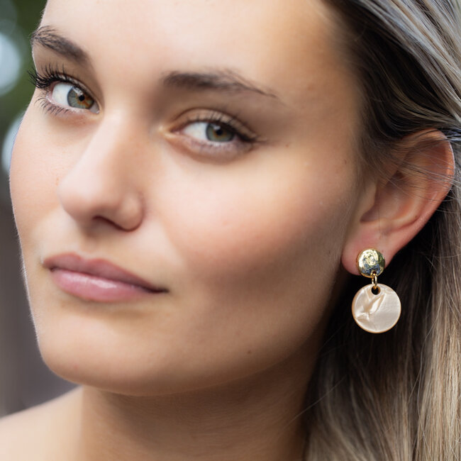 Biba Beige gemeleerde resin ronde schijf oorbellen