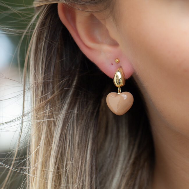 Caramel hart oorbellen