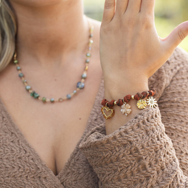 Bruin geknoopte armband met bloem en klaver bedels