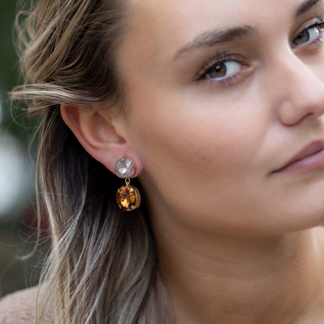 Warm bruin taupe oorbellen met  crystal steen