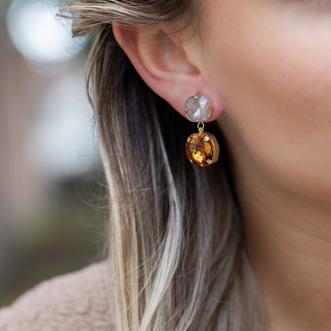 Biba Warm bruin taupe oorbellen met  crystal steen