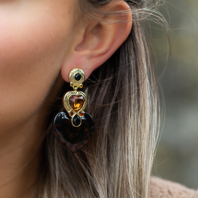 Biba Grote oorbellen met hartvorm, gouden details en warme bruintinten.